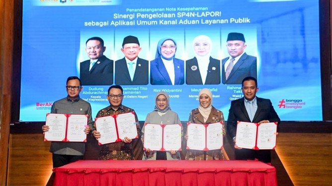 Menkomdigi Meutya Hafid bersama Menteri PANRB Rini Widyantini, Kepala KSP Dudung Abdurachman, Wakil Menteri Dalam Negeri Bima Arya Wiguna, Wakil Ketua Ombudsman RI Rahmadi Indra Tektona menunjukkan dokumen Nota Kesepahaman SP4N-LAPOR! di Kantor Kementerian PAN-RB, Jakarta Selatan, Selasa (29/09/2026). Foto: Ahmad Tri Hawaari/Komdigi