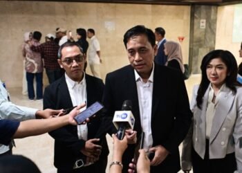 Dirjen Komunikasi Publik dan Media Fifi Aleyda Yahya bersama Dirjen Pengawasan Ruang Digital Alexander Sabar dan Direktur Pengendalian Ruang Digital Safriansyah Yanwar Rosyadi memberikan keterangan kepada awak media usai mengikuti rapat kerja dengan Komisi I DPR RI di Kompleks Parlemen, Jakarta Pusat, Selasa (01/09/2026). Foto: Anhar/Komdigi