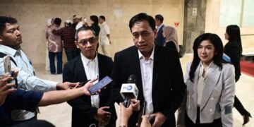 Dirjen Komunikasi Publik dan Media Fifi Aleyda Yahya bersama Dirjen Pengawasan Ruang Digital Alexander Sabar dan Direktur Pengendalian Ruang Digital Safriansyah Yanwar Rosyadi memberikan keterangan kepada awak media usai mengikuti rapat kerja dengan Komisi I DPR RI di Kompleks Parlemen, Jakarta Pusat, Selasa (01/09/2026). Foto: Anhar/Komdigi