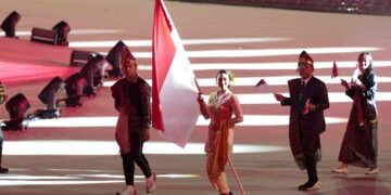 Kontingen Indonesia mengenalkan identitas budaya Nusantara dalam upacara pembukaan Asian Games 2026 Aichi-Nagoya di Paloma Mizuho Stadium, Nagoya, Jepang, Sabtu (19/9).(foto:Gilang/kemenpora.go.id)