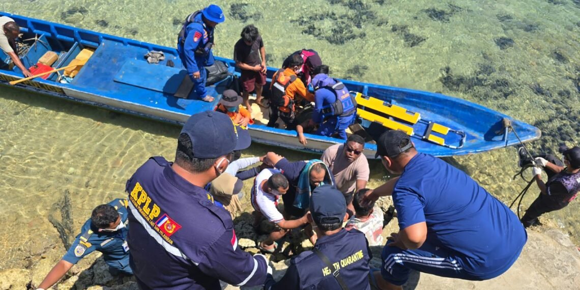Evakuasi awak kapal LCT Legenda Nusantara.(Foto: Humas Ditjen Hubla Kemenhub)