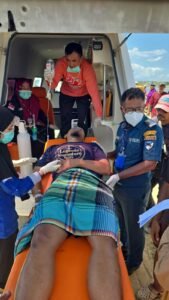 Evakuasi awak kapal LCT Legenda Nusantara.(Foto: Humas Ditjen Hubla Kemenhub)