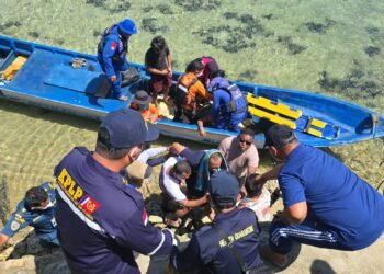 Evakuasi awak kapal LCT Legenda Nusantara.(Foto: Humas Ditjen Hubla Kemenhub)