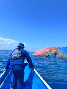 Evakuasi awak kapal LCT Legenda Nusantara.(Foto: Humas Ditjen Hubla Kemenhub)