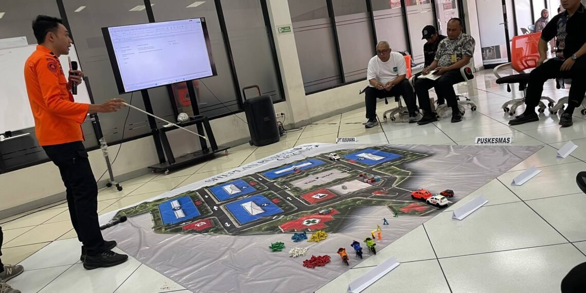 Warga rusunawa Cingised Arcamanik latihan menghadapi bencana termasuk potensi gempa Lembang.(Foto: Humas Pemkot Bandung)