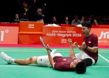 Wamenpora RI Taufik Hidayat, mengapresiasi pasangan ganda putra Indonesia, Leo Rolly Carnando/Daniel Marthin yang sukses meraih medali emas di ajang Asian Games 2026.(foto: Gilang/kemenpora.go.id)