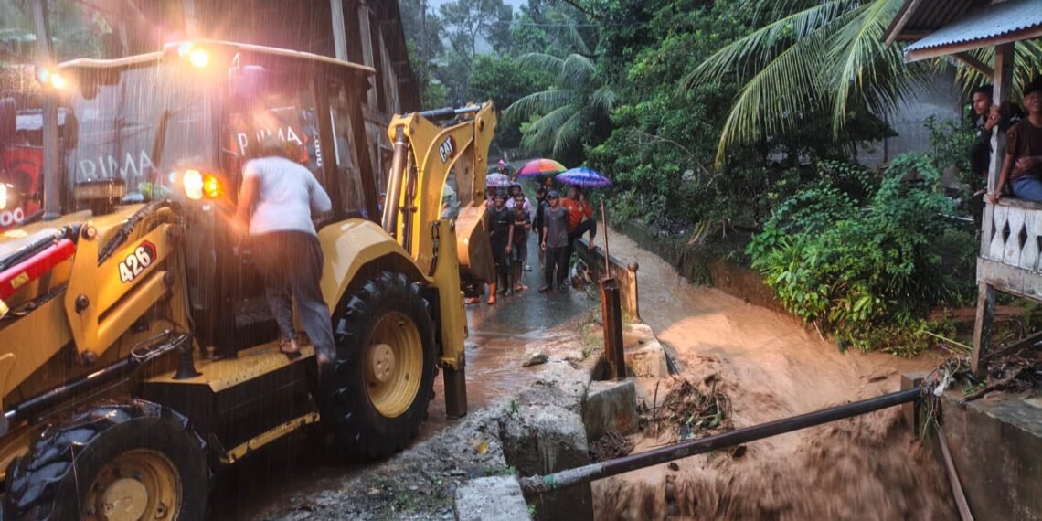 Sejumlah alat berat dikerahkan untuk penanganan kejadian bencana banjir dan tanah longsoe yang terjadi di Kabupaten Aceh Barat Daya, Rabu (16/9). (Foto: BPBD Kab. Aceh Barat Daya).