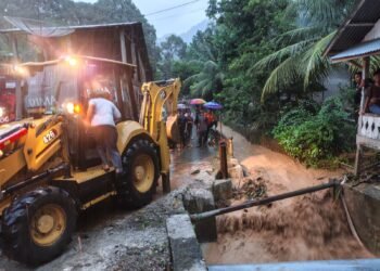 Sejumlah alat berat dikerahkan untuk penanganan kejadian bencana banjir dan tanah longsoe yang terjadi di Kabupaten Aceh Barat Daya, Rabu (16/9). (Foto: BPBD Kab. Aceh Barat Daya).
