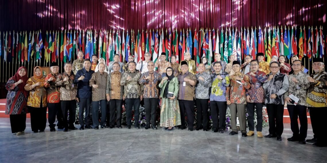 Wali Kota Bandung Muhammad Farhan bersama anggota MPR di Gedung Merdeka.(Foto: Humas Pemkot Bandung)