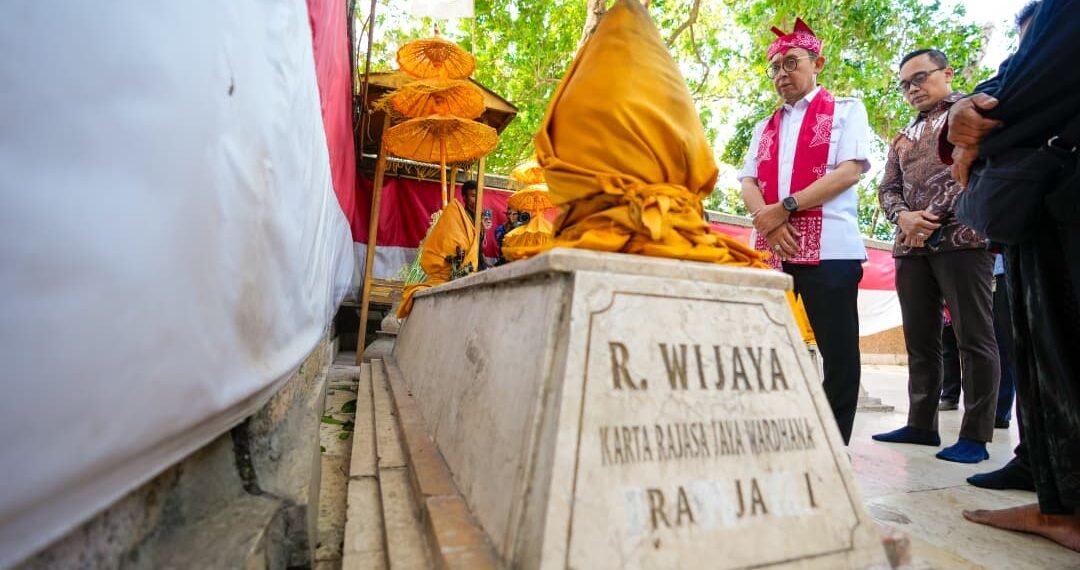 Menteri Kebudayaan RI, Fadli Zon, melakukan ziarah dan peninjauan ke Petilasan Raden Wijaya di Kawasan Siti Inggil, Desa Bejijong, Kecamatan Trowulan, Kabupaten Mojokerto. (Foto: Dok. Humas Kemenbud)
