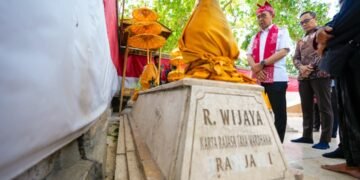 Menteri Kebudayaan RI, Fadli Zon, melakukan ziarah dan peninjauan ke Petilasan Raden Wijaya di Kawasan Siti Inggil, Desa Bejijong, Kecamatan Trowulan, Kabupaten Mojokerto. (Foto: Dok. Humas Kemenbud)