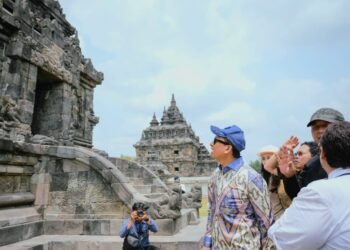 Menteri Kebudayaan Fadli Zon di kompleks Candi Plaosan Klaten.(Foto: Dokumentasi: Kementerian Kebudayaan / Heri Budi Santoso)