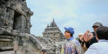 Menteri Kebudayaan Fadli Zon di kompleks Candi Plaosan Klaten.(Foto: Dokumentasi: Kementerian Kebudayaan / Heri Budi Santoso)