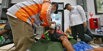 Menteri Perhubungan Dudy Purwagandhi menjenguk korban kecelakaan KMP Virgo Transport 8 yang mengalami kecelakaan di perairan Laut Jawa, Minggu (13/9) dini hari di Pelabuhan Trisakti, Banjarmasin, Kalimantan Selatan, Minggu (13/9).(Foto: Humas Kemenhub)
