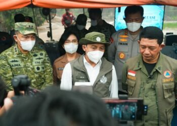 Menteri Kehutanan (Menhut) Raja Antoni (tengah) didampingi Kepala BNPB Letjen TNI Suharyanto (kanan), dan Pangdam Tambun Bungai Mayjen TNI Zainul Arifin.(Foto: Humas Kemenhut)