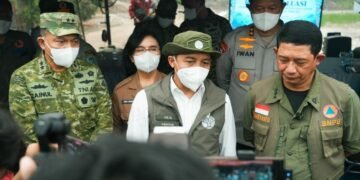 Menteri Kehutanan (Menhut) Raja Antoni (tengah) didampingi Kepala BNPB Letjen TNI Suharyanto (kanan), dan Pangdam Tambun Bungai Mayjen TNI Zainul Arifin.(Foto: Humas Kemenhut)