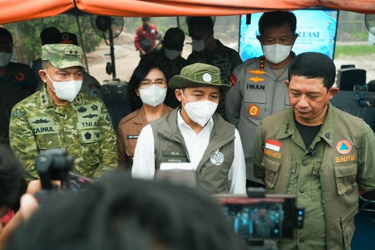 Menteri Kehutanan (Menhut) Raja Antoni (tengah) didampingi Kepala BNPB Letjen TNI Suharyanto (kanan), dan Pangdam Tambun Bungai Mayjen TNI Zainul Arifin.(Foto: Humas Kemenhut)