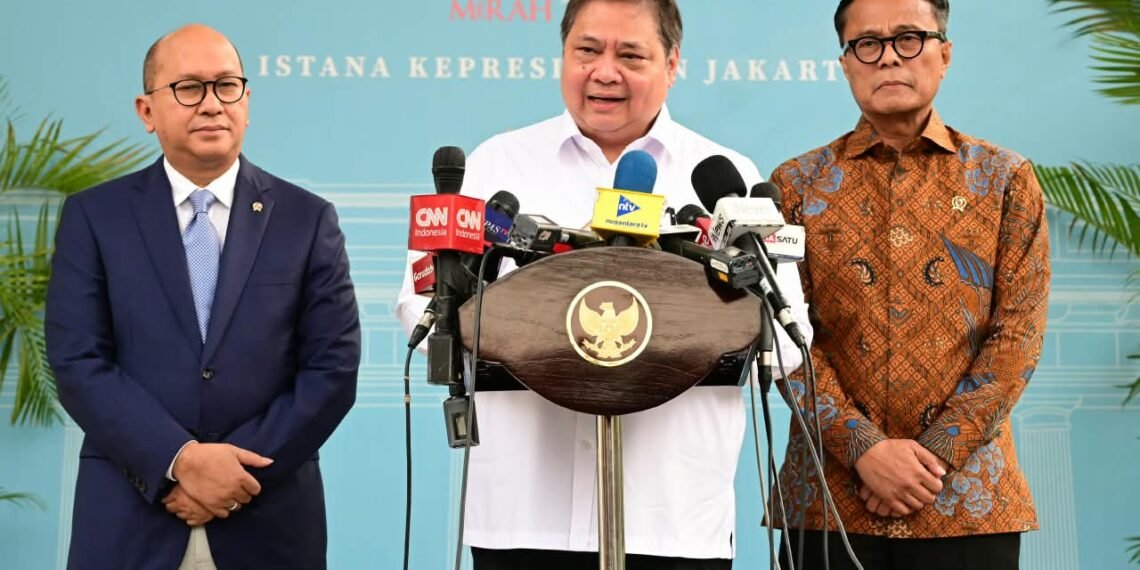Menteri Koordinator Bidang Perekonomian Airlangga Hartarto didampingi Menteri Investasi dan Hilirisasi/Kepala BKPM serta CEO Danantara Rosan Roeslani (kanan) dan Kepala Badan Pengaturan Badan Usaha Milik Negara (BP BUMN) dan Chief Operating Officer (COO)/Direktur Operasional Danantara Dony Oskaria.(Foto: Dok. Kemenko Perekonomian)