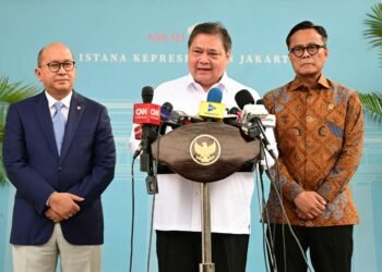 Menteri Koordinator Bidang Perekonomian Airlangga Hartarto didampingi Menteri Investasi dan Hilirisasi/Kepala BKPM serta CEO Danantara Rosan Roeslani (kanan) dan Kepala Badan Pengaturan Badan Usaha Milik Negara (BP BUMN) dan Chief Operating Officer (COO)/Direktur Operasional Danantara Dony Oskaria.(Foto: Dok. Kemenko Perekonomian)