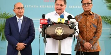 Menteri Koordinator Bidang Perekonomian Airlangga Hartarto didampingi Menteri Investasi dan Hilirisasi/Kepala BKPM serta CEO Danantara Rosan Roeslani (kanan) dan Kepala Badan Pengaturan Badan Usaha Milik Negara (BP BUMN) dan Chief Operating Officer (COO)/Direktur Operasional Danantara Dony Oskaria.(Foto: Dok. Kemenko Perekonomian)