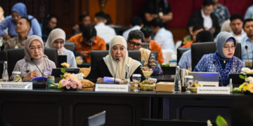Menkomdigi Meutya Hafid saat mengikuti Rapat Tingkat Menteri (RTM) Percepatan Gerakan Nasional Peduli Tetangga untuk Perlindungan Sosial di Kementerian Sosial, Jakarta Pusat, Rabu (30/09/2026). Foto: Anhar/Komdigi