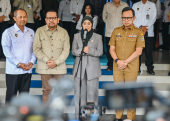 Menkomdigi Meutya Hafid bersama Wamendagri Bima Arya dan Kepala Bakom Muhammad Qodari memberikan keterangan kepada wartawan dalam Forum Badan Koordinasi Kehumasan Pemerintah (Bakohumas) di Graha Marinir, Jakarta Pusat, Selasa (01/09/2026). Foto: Ahmad Tri Hawaari/Komdigi