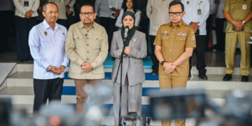 Menkomdigi Meutya Hafid bersama Wamendagri Bima Arya dan Kepala Bakom Muhammad Qodari memberikan keterangan kepada wartawan dalam Forum Badan Koordinasi Kehumasan Pemerintah (Bakohumas) di Graha Marinir, Jakarta Pusat, Selasa (01/09/2026). Foto: Ahmad Tri Hawaari/Komdigi