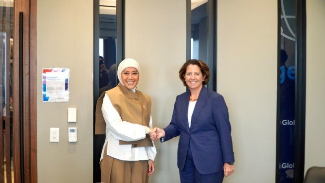 Menteri Komunikasi dan Digital Meutya Hafid bersama President Microsoft Global Affairs Lisa Monaco di New York, Amerika Serikat, Rabu (23/09/2026).(Foto: Humas Komdigi)