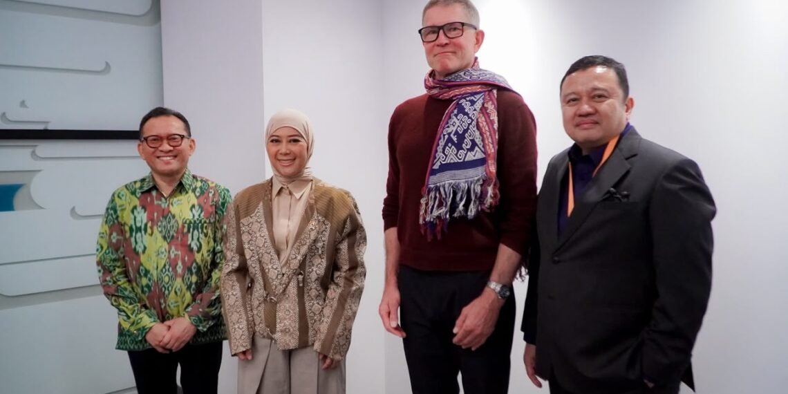 Menteri Komunikasi dan Digital Meutya Hafid bersama jajaran berfoto bersama usai menyampaikan langsung kepada Co-Founder dan Chief Executive Officer Roblox David Baszucki mengenai kewajiban platform dalam memenuhi regulasi Indonesia, khususnya terkait pelindungan anak di ruang digital.(Foto: Dok. Kemkomdigi)