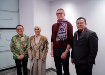 Menteri Komunikasi dan Digital Meutya Hafid bersama jajaran berfoto bersama usai menyampaikan langsung kepada Co-Founder dan Chief Executive Officer Roblox David Baszucki mengenai kewajiban platform dalam memenuhi regulasi Indonesia, khususnya terkait pelindungan anak di ruang digital.(Foto: Dok. Kemkomdigi)