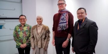 Menteri Komunikasi dan Digital Meutya Hafid bersama jajaran berfoto bersama usai menyampaikan langsung kepada Co-Founder dan Chief Executive Officer Roblox David Baszucki mengenai kewajiban platform dalam memenuhi regulasi Indonesia, khususnya terkait pelindungan anak di ruang digital.(Foto: Dok. Kemkomdigi)