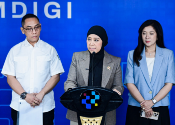 Menkomdigi Meutya Hafid didampingi Dirjen Pengawasan Ruang Digital Alexander Sabar dan Dirjen Komunikasi Publik dan Media Fifi Aleyda Yahya dalam Konferensi Pers Progres Implementasi PP TUNAS di Kantor Kementerian Komdigi, Jakarta Pusat, Senin (14/09/2026). Foto: Anhar/Komdigi