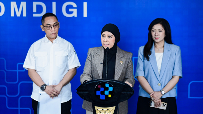 Menkomdigi Meutya Hafid didampingi Dirjen Pengawasan Ruang Digital Alexander Sabar dan Dirjen Komunikasi Publik dan Media Fifi Aleyda Yahya dalam Konferensi Pers Progres Implementasi PP TUNAS di Kantor Kementerian Komdigi, Jakarta Pusat, Senin (14/09/2026). Foto: Anhar/Komdigi
