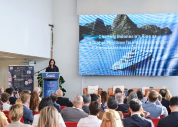 Menteri Pariwisata Widiyanti Putri Wardhana memaparkan potensi sekaligus peluang investasi industri marina dan wisata bahari pada "The 6th Monaco Smart and Sustainable Marina Rendezvous" Senin (21/9/2026) di Monako.(Foto: Dok. Humas Kemenpar)