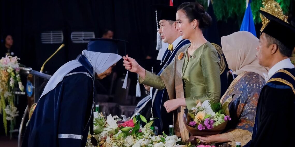 Menteri Pariwisata Widiyanti Putri Wardhana saat menghadiri acara wisuda mahasiswa Poltekpar NHI Bandung tahun 2026, Selasa (8/9/2026).(Foto: Humas Kemenpar)