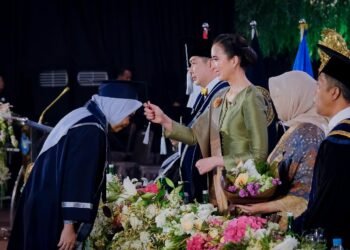 Menteri Pariwisata Widiyanti Putri Wardhana saat menghadiri acara wisuda mahasiswa Poltekpar NHI Bandung tahun 2026, Selasa (8/9/2026).(Foto: Humas Kemenpar)