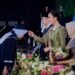 Menteri Pariwisata Widiyanti Putri Wardhana saat menghadiri acara wisuda mahasiswa Poltekpar NHI Bandung tahun 2026, Selasa (8/9/2026).(Foto: Humas Kemenpar)