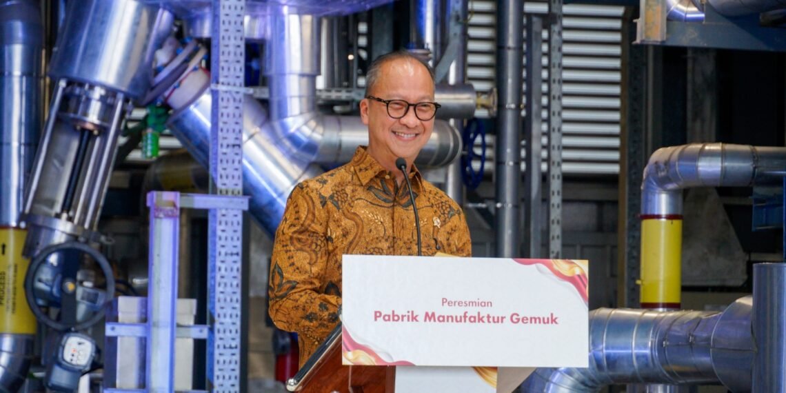 Menteri Perindustrian Agus Gumiwang Kartasasmita saat meresmikan Shell Grease Manufacturing Plant di Marunda, Bekasi, Selasa (15/9).(Foto: Humas Kemenperin)