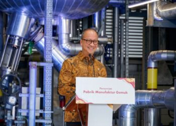 Menteri Perindustrian Agus Gumiwang Kartasasmita saat meresmikan Shell Grease Manufacturing Plant di Marunda, Bekasi, Selasa (15/9).(Foto: Humas Kemenperin)