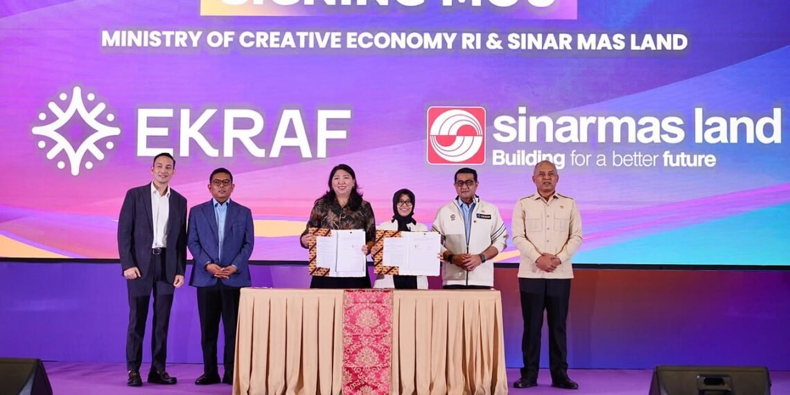 Menteri Ekonomi Kreatif/Kepala Badan Ekonomi Kreatif (Ekraf), Teuku Riefky Harsya, menyaksikan penandatanganan Nota Kesepahaman (MoU) antara Kementerian Ekonomi Kreatif dan Sinar Mas Land tentang Dukungan Pengembangan Ekonomi Kreatif di Kawasan Ekonomi Khusus (KEK) Edukasi, Teknologi, dan Kesehatan Internasional Banten. Nusantara Hall, ICE BSD, Tangerang, Banten.(14/09/26).(Foto: Dok. Biro Komunikasi Kementerian Ekraf/ Badan Ekraf)