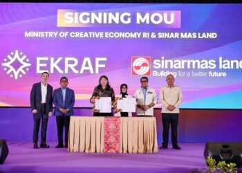 Menteri Ekonomi Kreatif/Kepala Badan Ekonomi Kreatif (Ekraf), Teuku Riefky Harsya, menyaksikan penandatanganan Nota Kesepahaman (MoU) antara Kementerian Ekonomi Kreatif dan Sinar Mas Land tentang Dukungan Pengembangan Ekonomi Kreatif di Kawasan Ekonomi Khusus (KEK) Edukasi, Teknologi, dan Kesehatan Internasional Banten. Nusantara Hall, ICE BSD, Tangerang, Banten.(14/09/26).(Foto: Dok. Biro Komunikasi Kementerian Ekraf/ Badan Ekraf)
