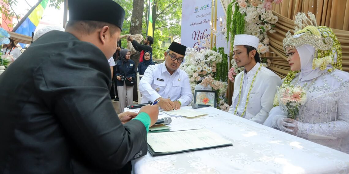 Wali Kota Bandung Muhammad Farhan menjadi saksi nikah pasangan yang mengikuti program nikah massal yang digelar Pemerintah Kota (Pemkot) Bandung dalam rangka Hari Jadi ke216 Kota Bandung (HJKB 216).(Foto: Humas Pemkot Bandung)