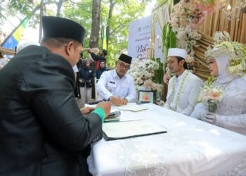 Wali Kota Bandung Muhammad Farhan menjadi saksi nikah pasangan yang mengikuti program nikah massal yang digelar Pemerintah Kota (Pemkot) Bandung dalam rangka Hari Jadi ke216 Kota Bandung (HJKB 216).(Foto: Humas Pemkot Bandung)