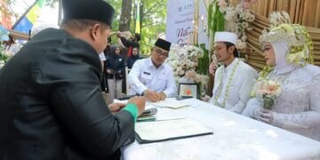 Wali Kota Bandung Muhammad Farhan menjadi saksi nikah pasangan yang mengikuti program nikah massal yang digelar Pemerintah Kota (Pemkot) Bandung dalam rangka Hari Jadi ke216 Kota Bandung (HJKB 216).(Foto: Humas Pemkot Bandung)
