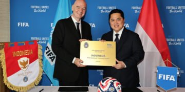 Ketua Umum PSSI Erick Thohir dan Presiden FIFA Gianni Infantino.(Foto: Dok. PSSI)