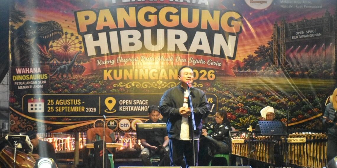 Bupati Kuningan Dian Rachmat Yanuar menghadiri sekaligus membuka kegiatan hiburan masyarakat, bazar UMKM dan berbagai kegiatan masyarakat yang digelar PT Aneka Ria Putra Jaya di Open Space Gallery Desa Kertawangunan, Kecamatan Sindangagung, Selasa malam, (2/9/2026).(Foto: Diskominfo Kab. Kuningan)