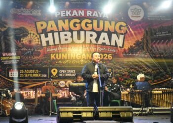 Bupati Kuningan Dian Rachmat Yanuar menghadiri sekaligus membuka kegiatan hiburan masyarakat, bazar UMKM dan berbagai kegiatan masyarakat yang digelar PT Aneka Ria Putra Jaya di Open Space Gallery Desa Kertawangunan, Kecamatan Sindangagung, Selasa malam, (2/9/2026).(Foto: Diskominfo Kab. Kuningan)