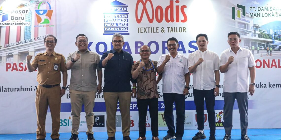 Wali Kota Bandung, Muhammad Farhan, berfoto bersama di acara Silaturahmi Akbar dan Syukuran Pedagang Pasar Baru Trade Center Kota Bandung bersama Bandara Internasional Husein Sastranegara di Pasar Baru Trade Center, Senin 21 September 2026.(Foto: Humas Pemkot Bandung)
