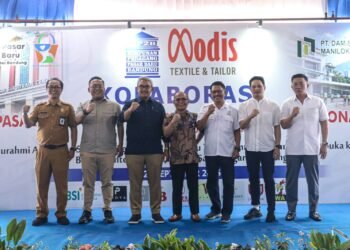 Wali Kota Bandung, Muhammad Farhan, berfoto bersama di acara Silaturahmi Akbar dan Syukuran Pedagang Pasar Baru Trade Center Kota Bandung bersama Bandara Internasional Husein Sastranegara di Pasar Baru Trade Center, Senin 21 September 2026.(Foto: Humas Pemkot Bandung)