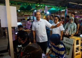 Wali Kota Bogor, Dedie A. Rachim menyapa pedagang dan warga di Pasar Bersih Jambu Dua.(Foto: Humas Pemkot Bogor)